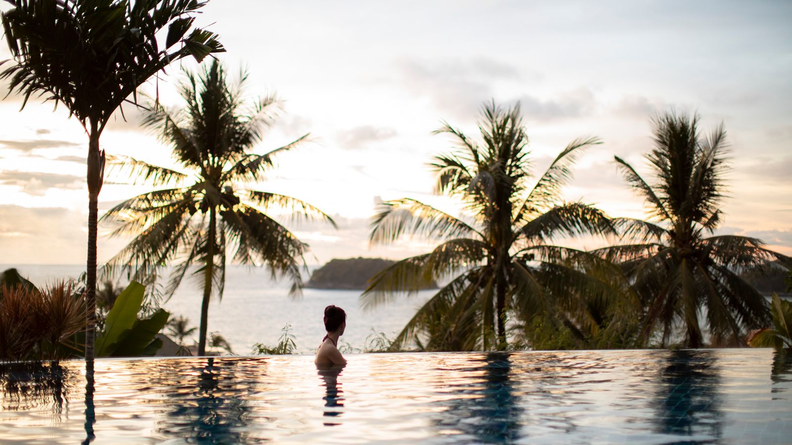 Traveling With Endometriosis: The Packing Essentials That Help Ease My Pain On the Go